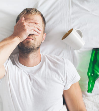 Мужчина не может уснуть